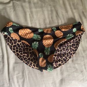 Savage Swim. Reversible women’s bottoms. Cheetah/pineapple. Size M